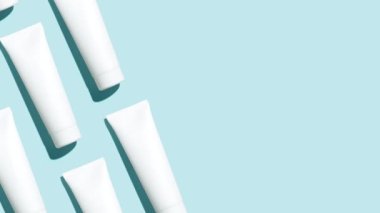 Mavi arkaplandaki kozmetik ya da diş macunu tüplerinin modelleri - Hareket animasyonunu durdur