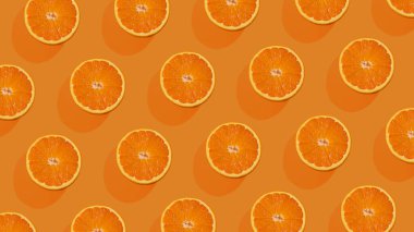 Turuncu arka planda taze turuncu yarımlar. Şablon. Yüksek kalite fotoğraf