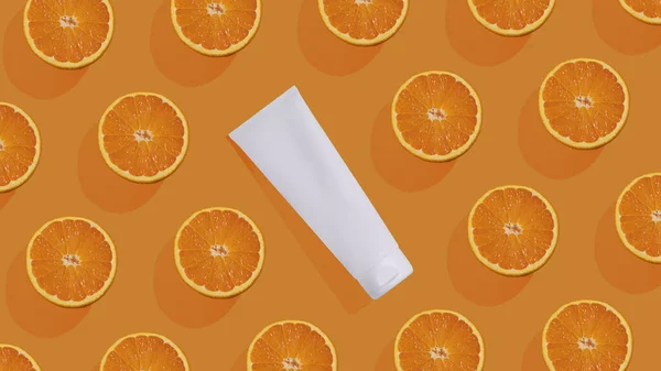 Weißer Kosmetikschlauch Mit Orangen Auf Orangefarbenem Hintergrund Flache Lage Muster — Stockfoto