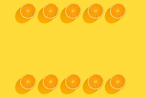 Frische Orangefarbene Hälften Auf Gelbem Hintergrund Hochwertiges Foto — Stockfoto