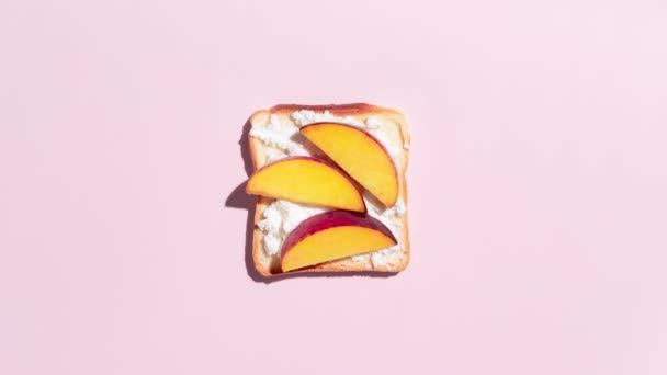 Набор Жареного Хлеба Персиком Яблоком Бананом Розовом Фоне Stop Motion — стоковое видео