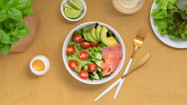 Beyaz kasede tuzlanmış somon ile sebze salatası. Üst Manzara. Yüksek kalite fotoğraf