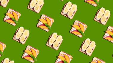 Yeşil zemin üzerinde şeftalili ve muzlu tost ekmeği. Şablon. Yüksek kalite fotoğraf