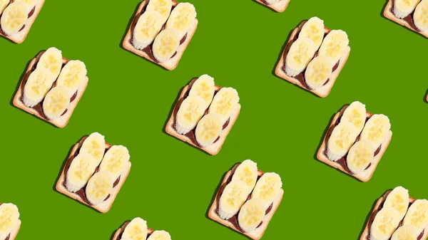 Muster Aus Geröstetem Brot Mit Banane Und Schokolade Auf Grünem — Stockfoto