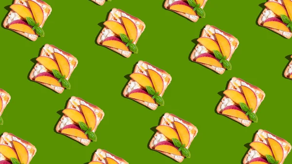Muster Von Geröstetem Brot Mit Pfirsich Und Basilikum Auf Grünem — Stockfoto