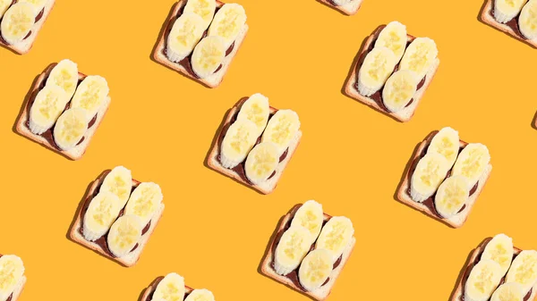 Muster Von Geröstetem Brot Mit Banane Und Schokolade Auf Gelbem — Stockfoto