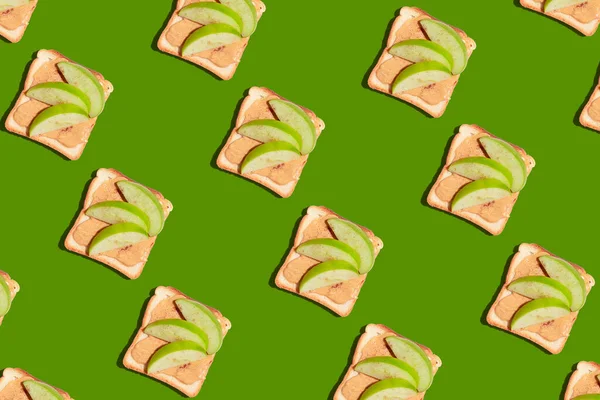 Muster Von Geröstetem Brot Mit Apfel Und Zimt Auf Grünem — Stockfoto