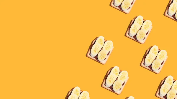 Muster Von Geröstetem Brot Mit Banane Und Schokolade Auf Gelbem — Stockfoto