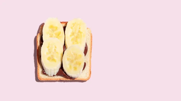 Підсмажений Хліб Бананом Шоколадом Рожевому Фоні Високоякісна Фотографія — стокове фото