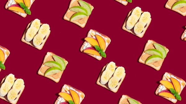 Toastbrot Mit Pfirsich Apfel Und Banane Auf Rotem Hintergrund Muster — Stockfoto