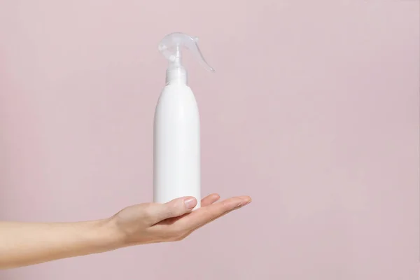 Woman Hold White Blank Spray Detergent Bottle Mockup High Quality — Stockfoto