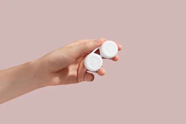 Hand Holding Contact Lens Case High Quality Photo — Stock fotografie