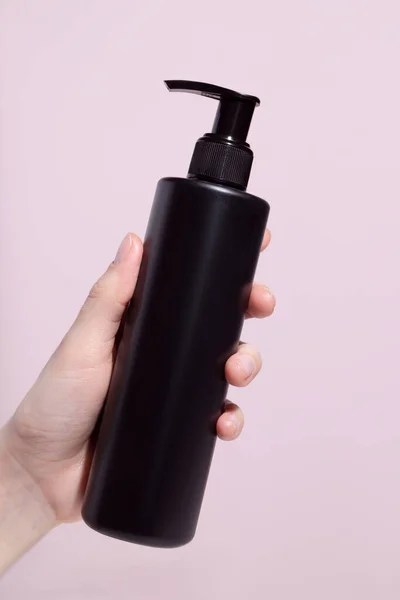 Modell Svart Dispenser Med Kosmetisk Produkt Kvinnlig Hand Ljusrosa Bakgrund — Stockfoto