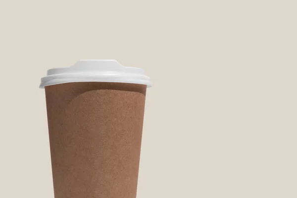 Blanco Wegnemen Kraftkop Koffie Geïsoleerd Gele Achtergrond Hoge Kwaliteit Foto — Stockfoto