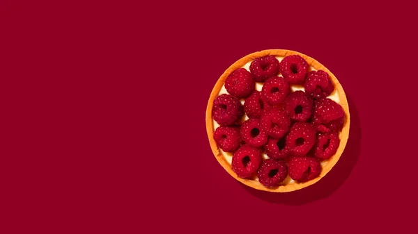 Tarta Con Bayas Frescas Crema Sobre Fondo Rojo Luz Dura —  Fotos de Stock