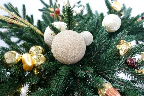 クリスマスツリーの枝にはボールやおもちゃが飾られています — ストック写真