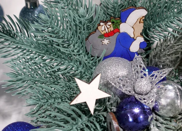 Weihnachtsdeko Figur Und Sterne Baum lizenzfreie Stockfotos