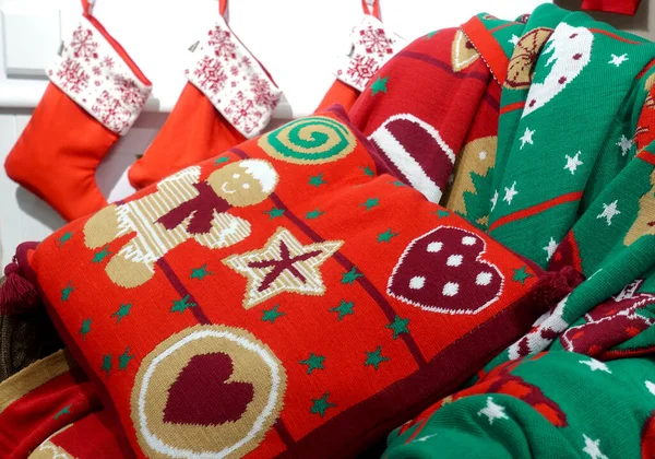 Bunte Weihnachtsmuster Auf Kissen Und Decken lizenzfreie Stockbilder