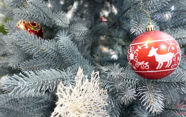Czerwony Bal Bożonarodzeniowy Ozdobą Świątecznym Drzewie — Zdjęcie stockowe