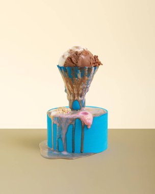 Dondurma, sarı ve kahverengi arka planda mavi bir kaidede badminton mekik sikinde eriyor. Yaz soyut kavramı. Kopya uzayı ile izometrik dikdörtgen. Akıllı telefon duvar kağıdı.