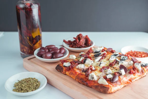 Liten Fyrkantig Pizza Med Mozzarella Getost Torkad Tomat Och Svarta — Stockfoto