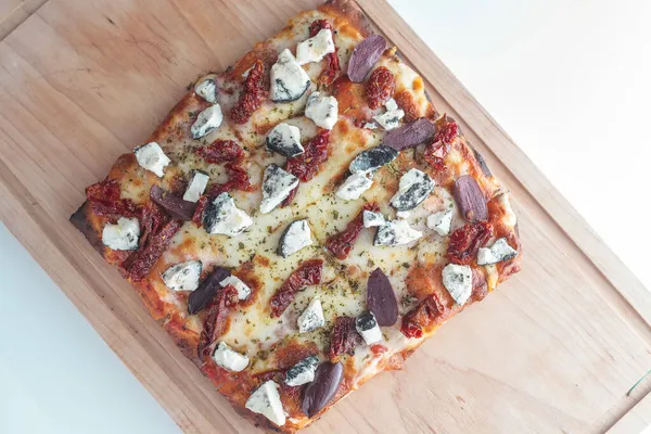 Liten Fyrkantig Pizza Med Mozzarella Getost Torkad Tomat Och Svarta — Stockfoto