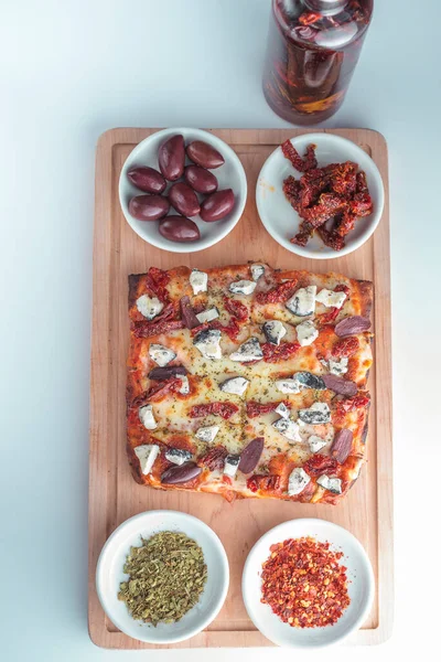 Liten Fyrkantig Pizza Med Mozzarella Getost Torkad Tomat Och Svarta — Stockfoto
