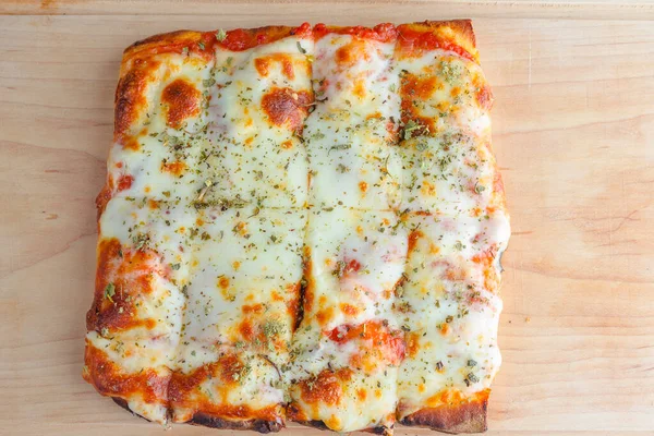 Квадратная Пицца Сыром Моцарелла — стоковое фото