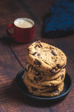 Tahta bir masada kahveli çikolatalı kurabiyeler.