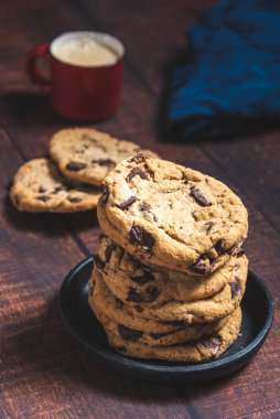 Tahta bir masada kahveli çikolatalı kurabiyeler.