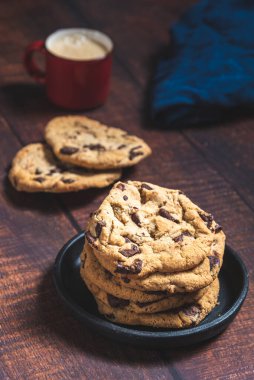 Tahta bir masada kahveli çikolatalı kurabiyeler.
