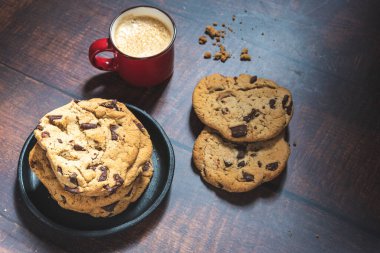 Tahta bir masada kahveli çikolatalı kurabiyeler.