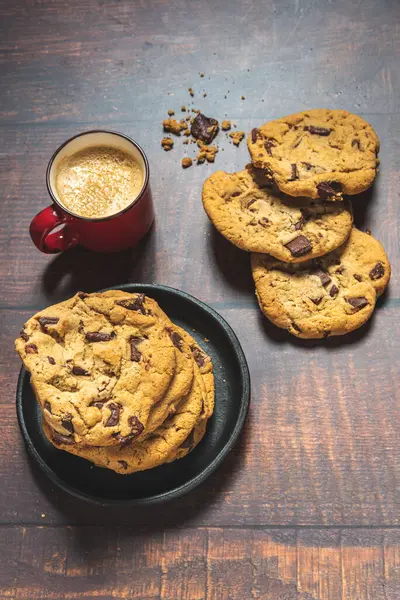 Tahta bir masada kahveli çikolatalı kurabiyeler.