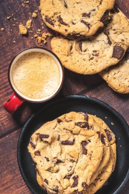 Tahta bir masada kahveli çikolatalı kurabiyeler.
