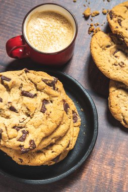 Tahta bir masada kahveli çikolatalı kurabiyeler.