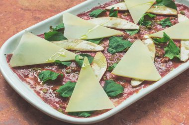 Parmesan peyniri ve roka ile etli carpaccio aperatifi.
