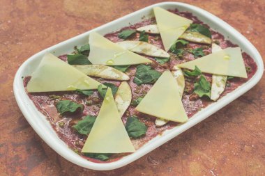 Parmesan peyniri ve roka ile etli carpaccio aperatifi.