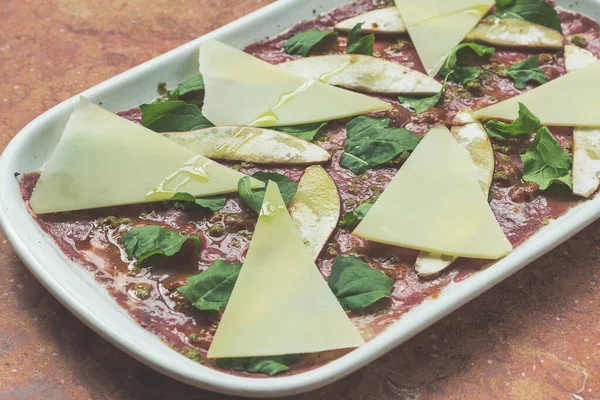 Parmesan peyniri ve roka ile etli carpaccio aperatifi.