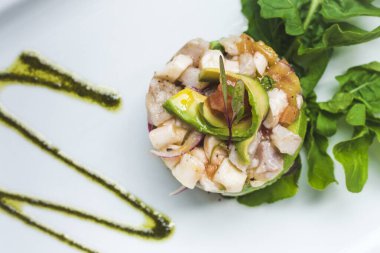 Bir deniz ürünleri restoranında lezzetli balık ceviche 'si