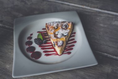 Kırmızı meyveli peynirli pasta.