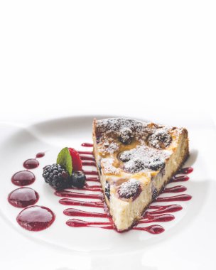 Kırmızı meyveli peynirli pasta.