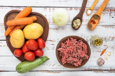 Picadillo adında bir Meksika yemeğinin yeniden inşası.