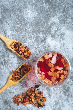 Cam bardakta organik kırmızı çilek çayı