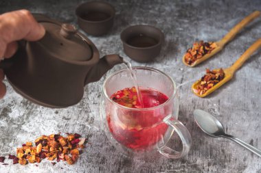 Cam bardakta organik kırmızı çilek çayı