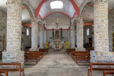 Meksika 'nın küçük Yohualichan kasabasındaki antik Katolik kilisesi.