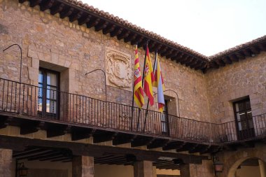 Albarakin belediye binasının ön cephesinde bayraklar, Teruel, İspanya