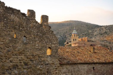 Altın saat boyunca duvarın bir kısmı ve Albarakin Katedrali 'nin manzarası