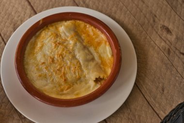 Ev yapımı bir cannelloni 'nin kırsal bir konteynırda servis edilen üst görüntüsü. Yemek hazır. Seçici odaklanma