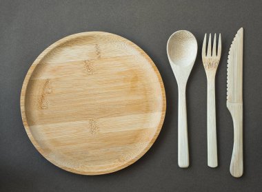 Çevre dostu tek kullanımlık sofra takımı. Sıfır ve plastik atık konsepti. Götürün.