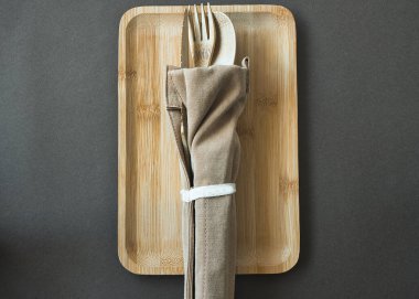 Tek kullanımlık çatal bıçak takımını taşımak için. Çevre dostu tek kullanımlık sofra takımı. Sıfır ve plastik atık konsepti. Götürün.